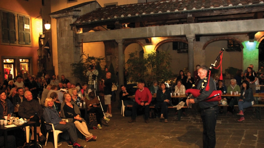 concerto di musica scozzese in piazza del Comune