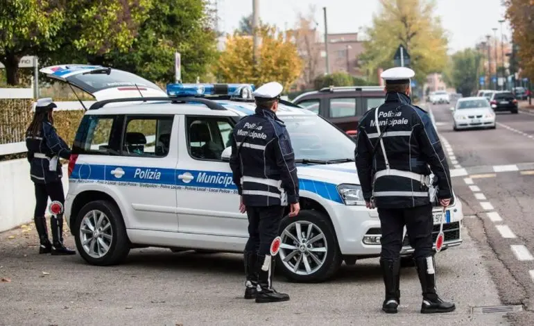 Senza patente da 16 anni, vede la polizia locale e scappa: bloccato... con megamulta