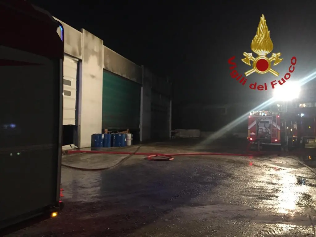 Calenzano, Incendio In Un'officina. Poco Dopo Brucia Un Camion Nelle ...