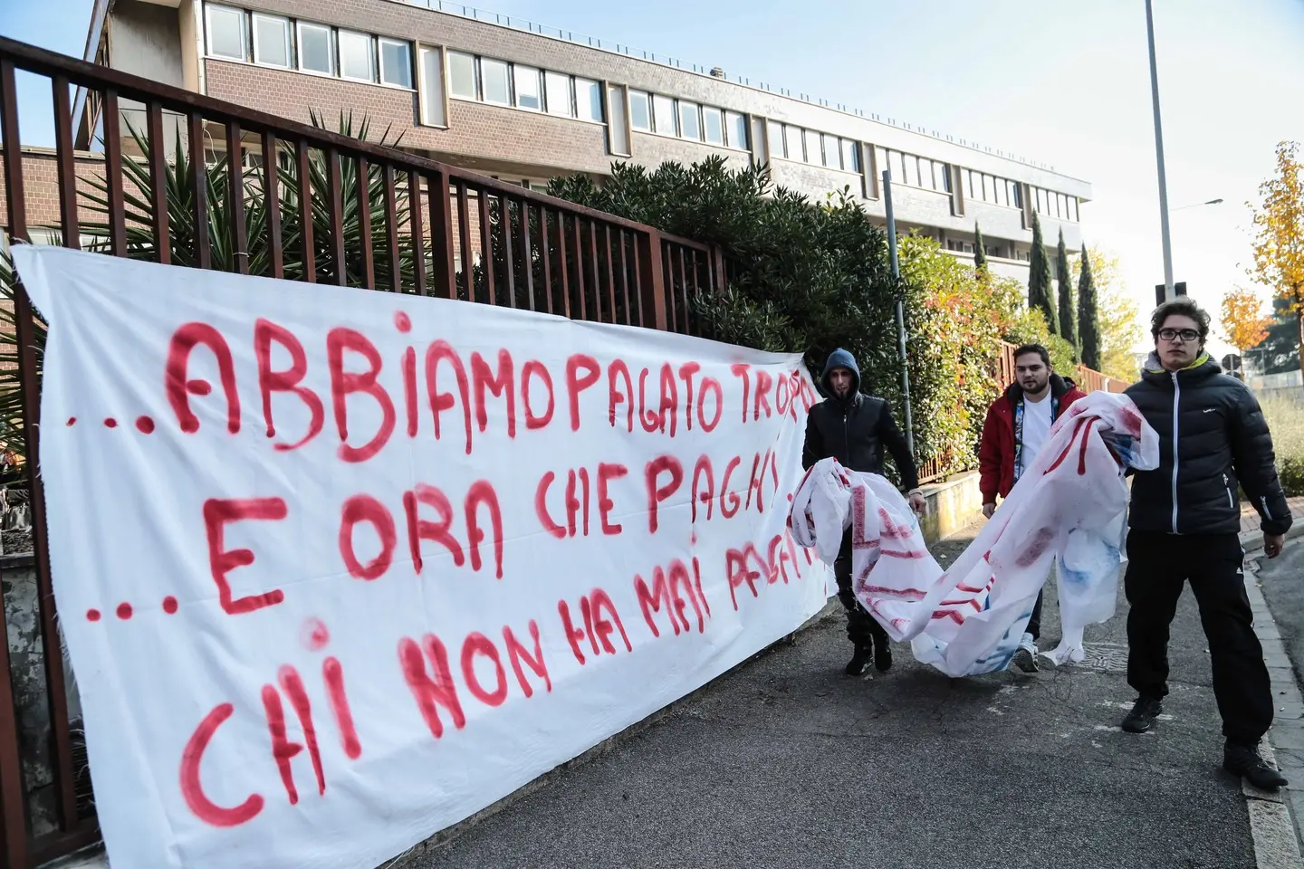 Sgomberati da via Nigra occupano ex Agenzia delle Entrate / FOTO