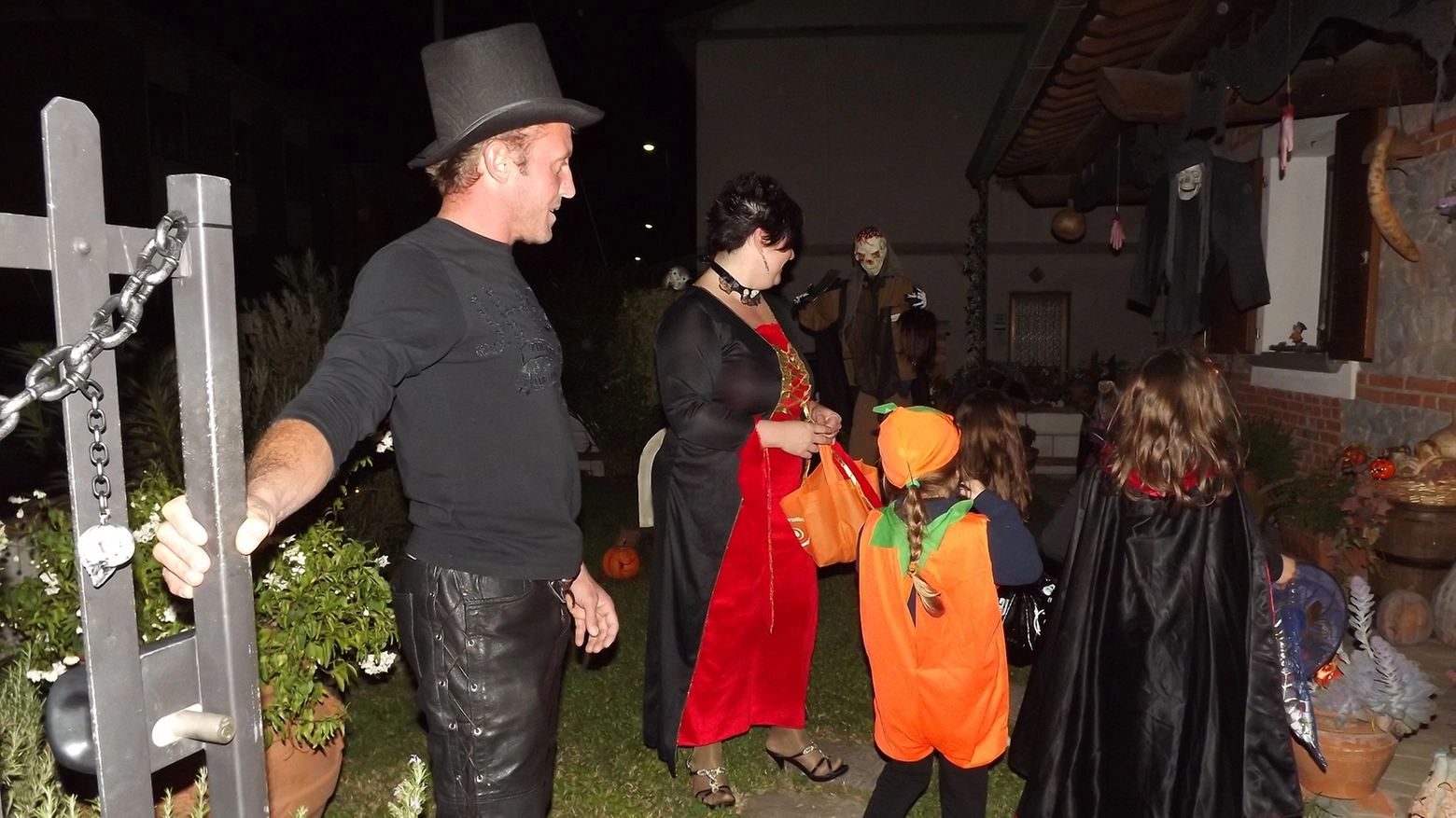 Katy e Andrea di Monsummano accolgono a casa loro con i dolcetti i bambini mascherati