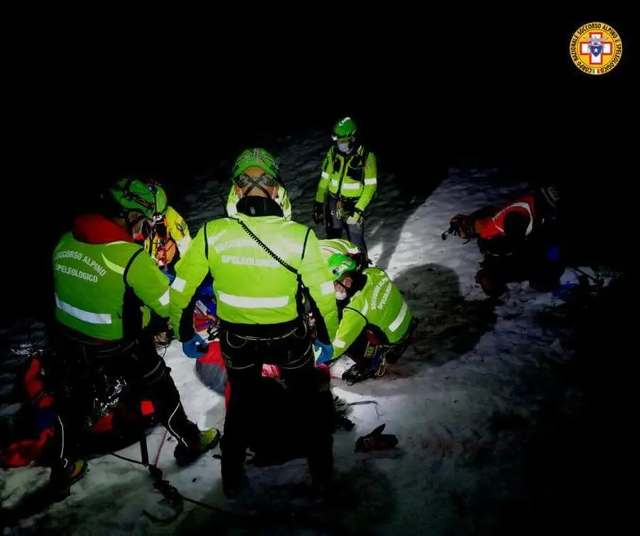 Apuane, alpinista cade per 200 metri: fratture e principio di ipotermia, salvato di notte