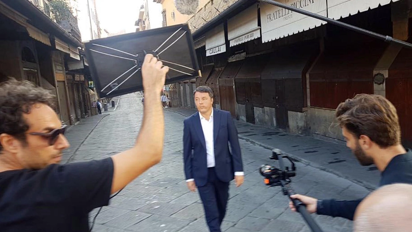 Renzi durante le riprese del film-documentario su Firenze