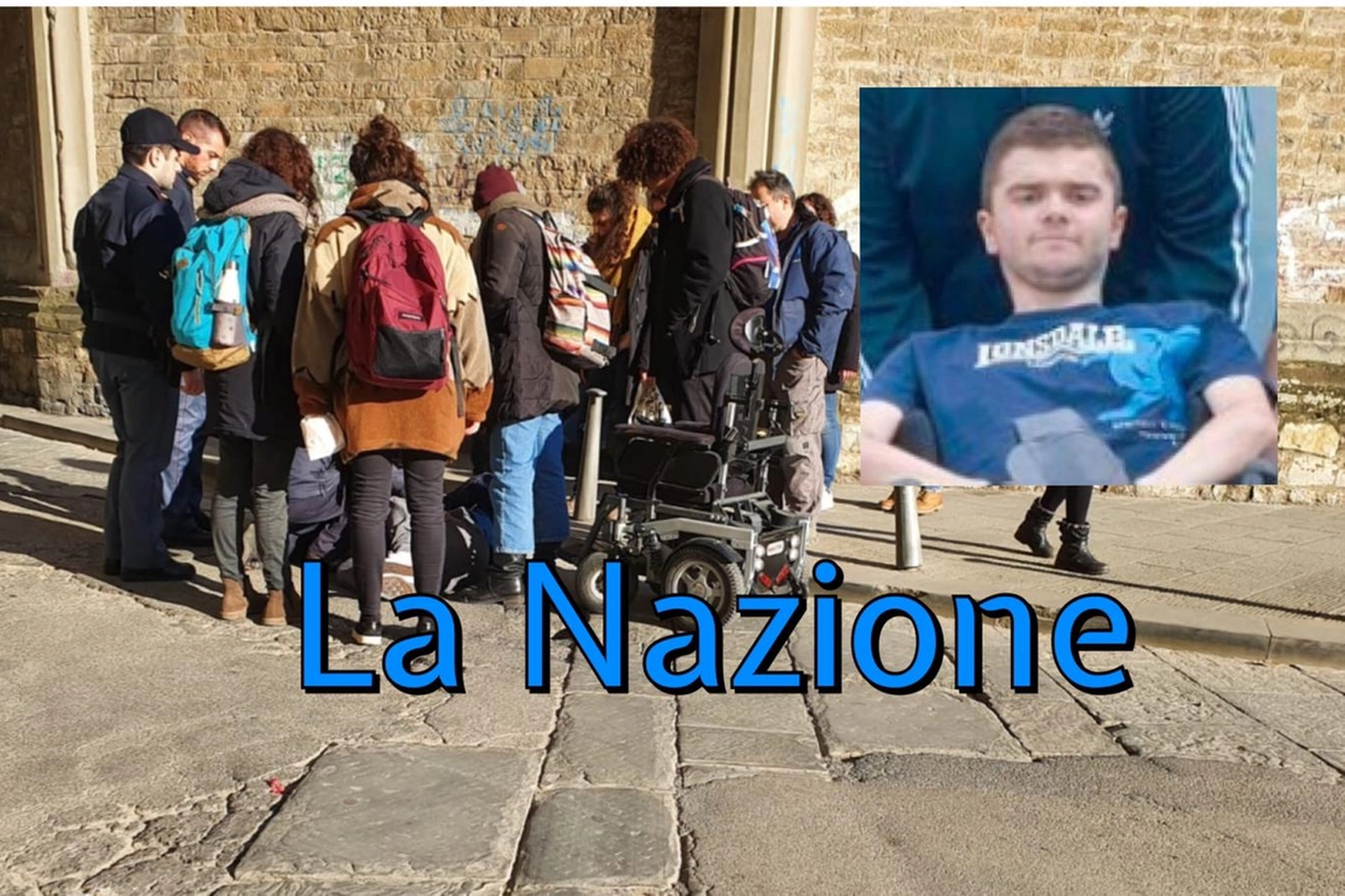 Il momento dei soccorsi al ragazzo dopo la caduta (nel riquadro il giovane)