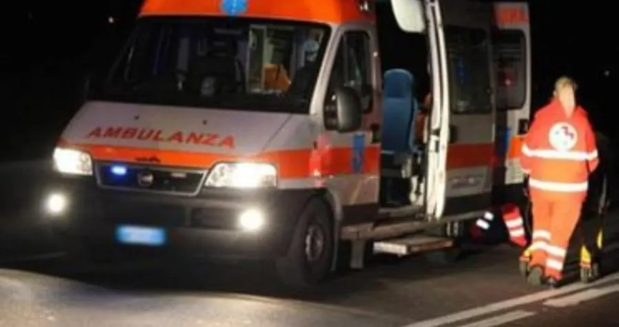 Pietrasanta, 36enne pestato fuori dal bar e poi investito con un’auto