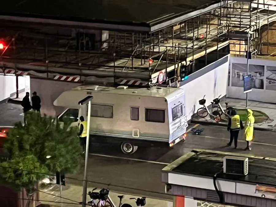 Sbaglia manovra e resta incastrato con il camper davanti alla stazione