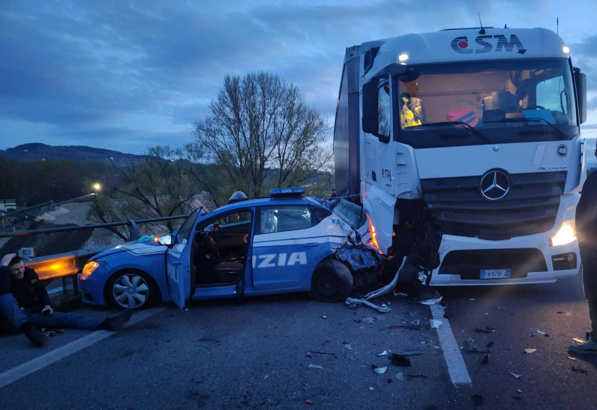 Incidente All’alba Sulla E45 Camion Tampona Un’auto Del Commissariato