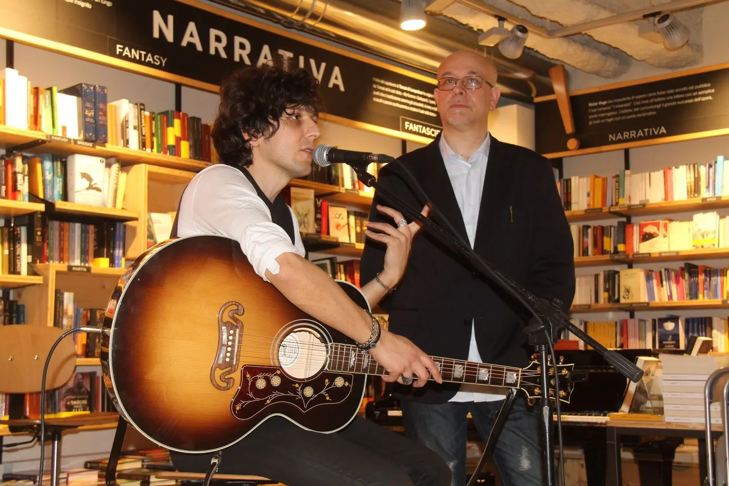 Ermal Meta, emozioni in libreria / VIDEO / FOTO