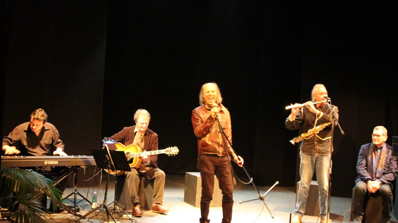 Luciano Regoli al centro con i musicisti al teatro Agorà di Roma (foto Giulia Nuti)