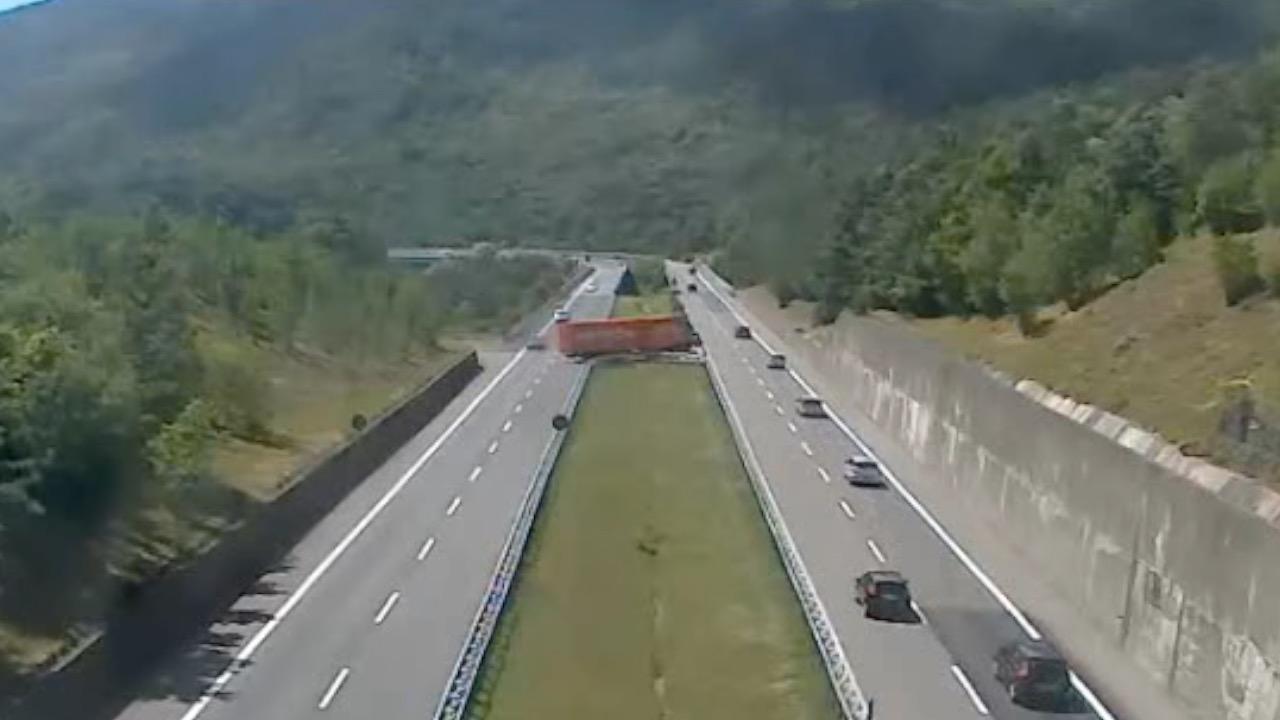 Tir Contromano, Panico In Autostrada / VIDEO