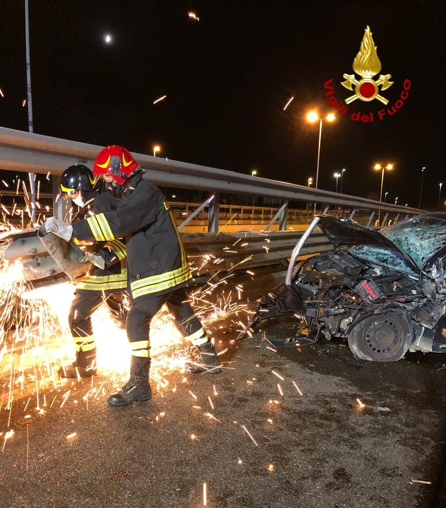 Si Schianta Contro Il Guard-rail, Auto Distrutta Ma Lei è Illesa