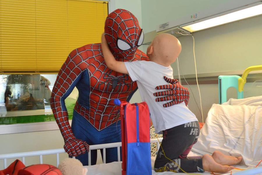 Mattia Villardita, l'abbraccio di spiderman ai bambini di pediatria