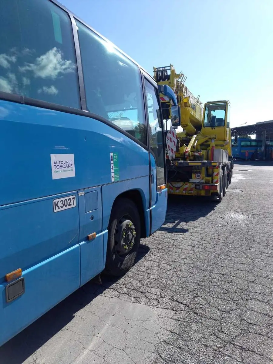 Altopascio, cinque autobus vandalizzati: disagi per le corse scolastiche