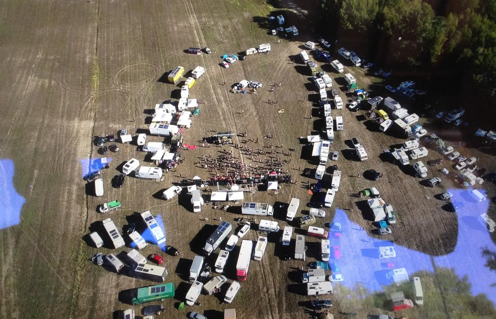 Maxi rave tra le colline della Val d'Orcia: quattrocento giovani invadono terreno