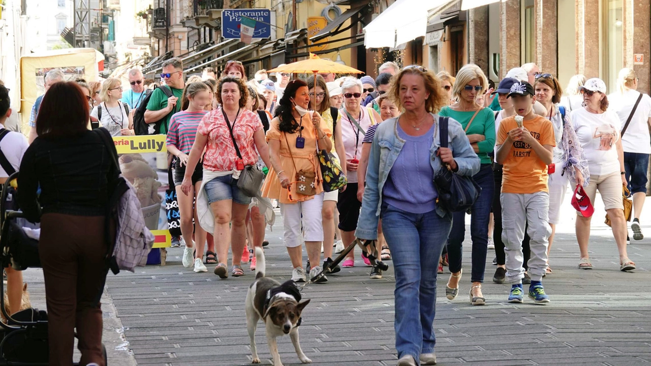 Dai bersaglieri ai caccia. L’onda delle divise riempie gli hotel e gli affittacamere