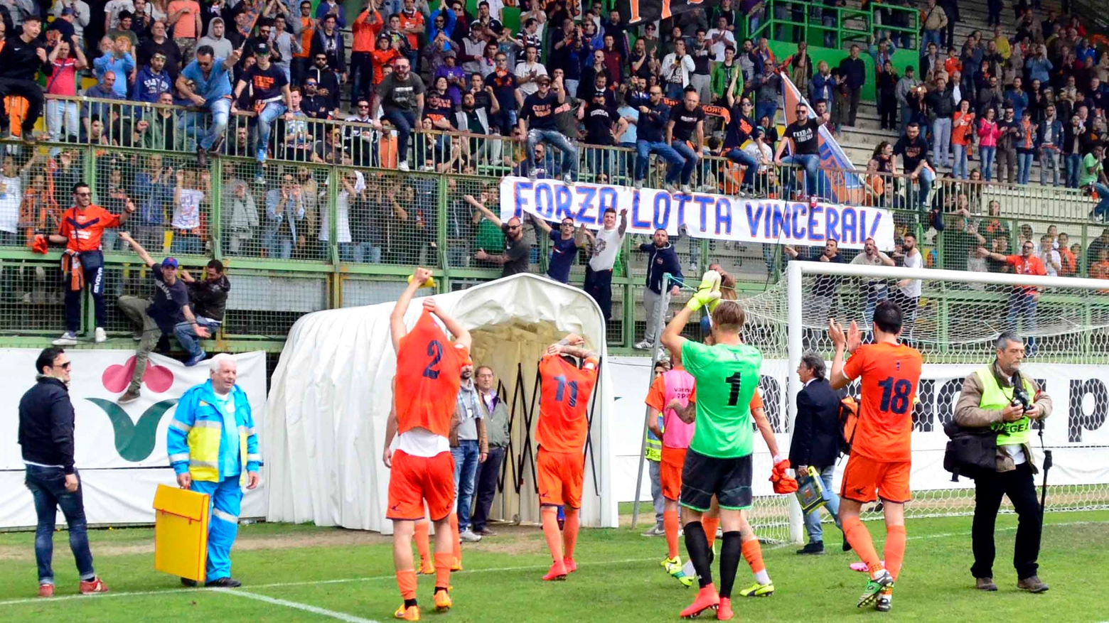 La Pistoiese sotto la Curva Nord (foto Quartieri)