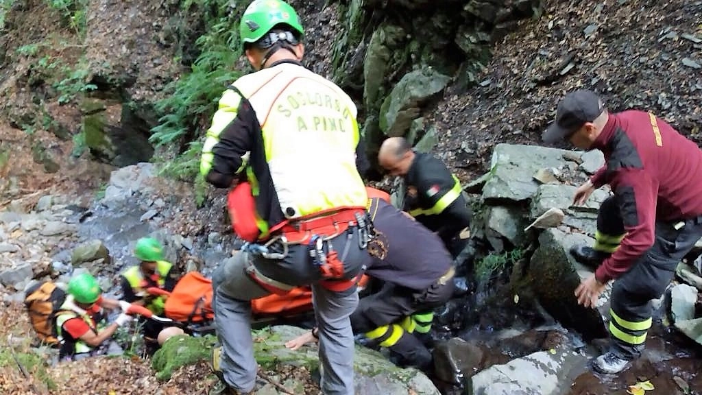 Operazioni di soccorso del fungaiolo caduto in un canalone nei pressi di Orsigna