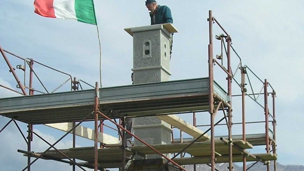  Il campanile in pietra arenaria è alto quattro metri e alla base ci sono le nove pietre con i nomi dei nove paesi