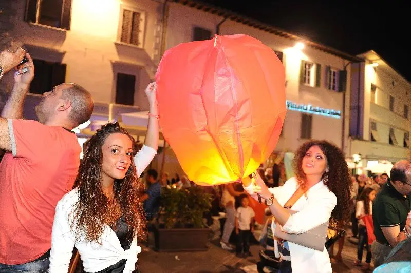 Il volo di mezzanotte lanterne illuminate lanciate dalle terrazze