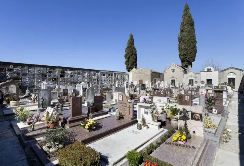 Atti vandalici al cimitero, nei guai due quattordicenni