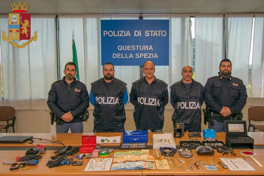 I poliziotti con la refurtiva