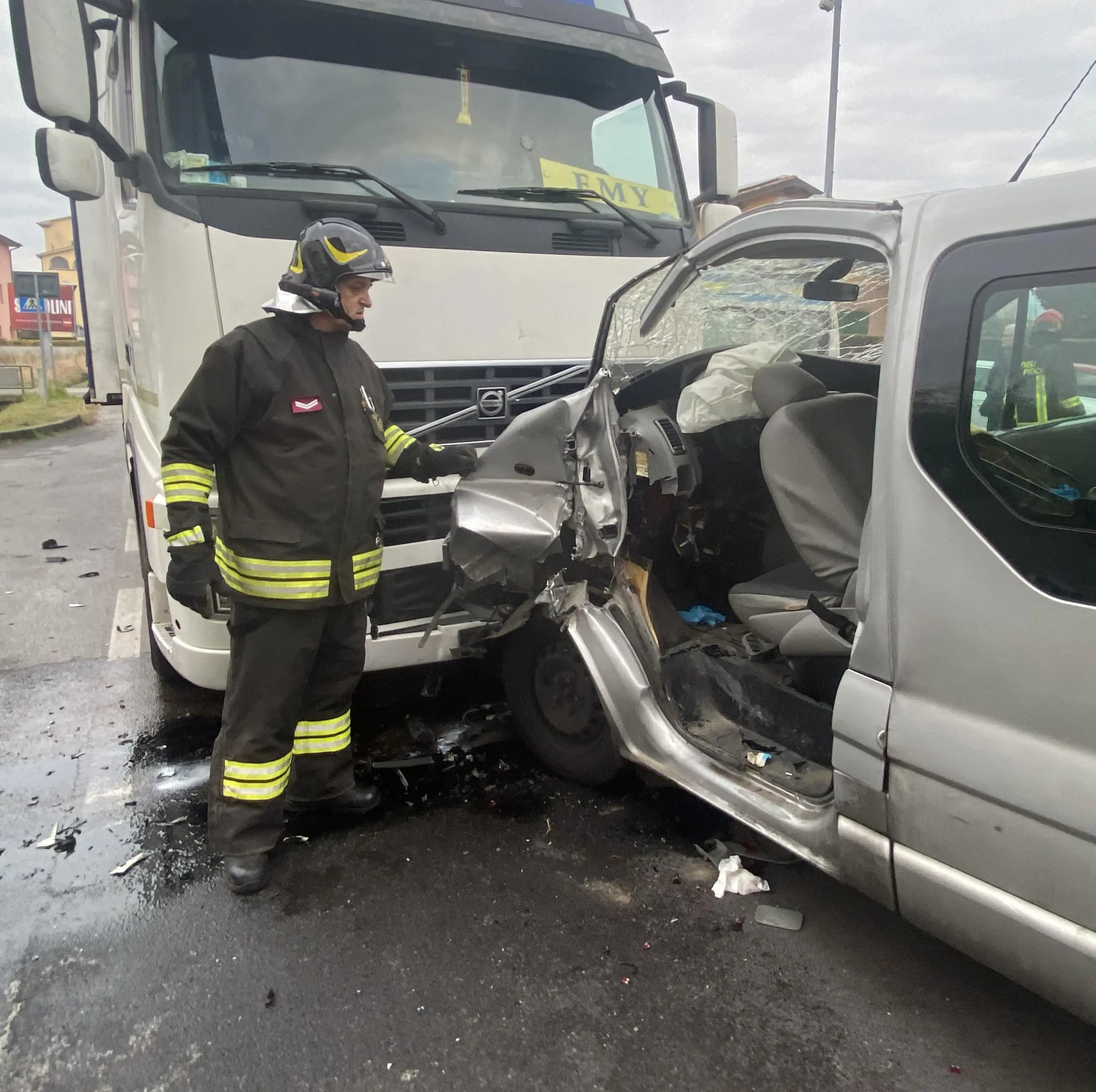 Scontro Frontale Tra Van E Camion: Sei Feriti