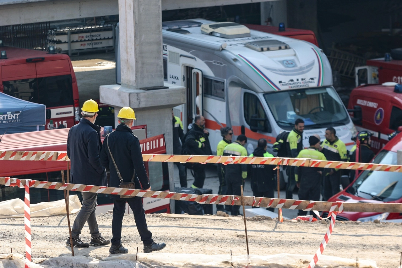 Sopralluoghi nel cantiere dopo il crollo (New Press Photo)