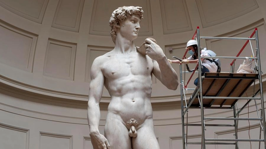 Eleonora Pucci restaura il David di Michelangelo (Foto Ansa)