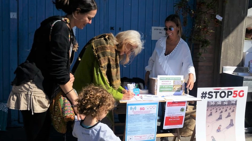 I volontari vogliono sensibilizzare i cittadini sui rischi dell'inquinamento elettromagnet