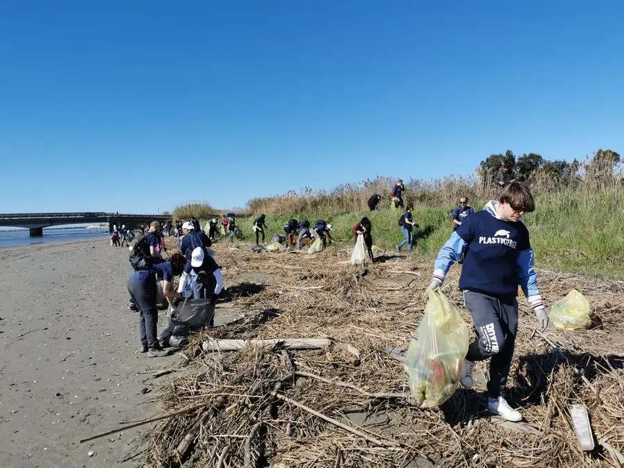 Rispetto dell’ambiente e sensibilizzazione: Plastic Free fa tappa al Bagno degli Americani