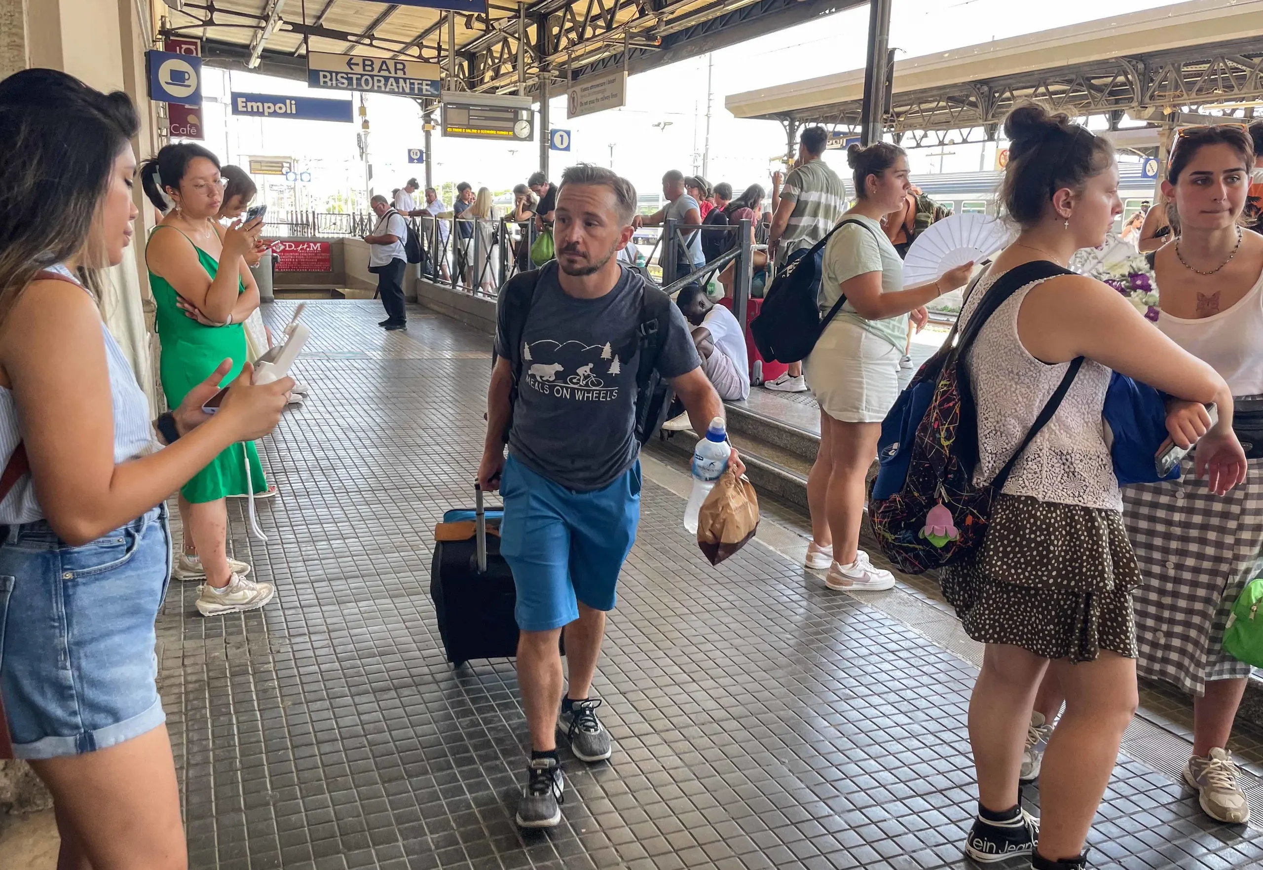 Guasto Sulla Linea, Treni Cancellati Turisti Nel Caos Alla Stazione ...