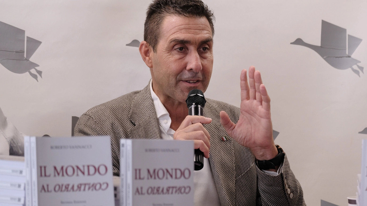 Il generale Roberto Vannacci a una presentazione del suo libro "Il mondo al contrario" (ImagoE)