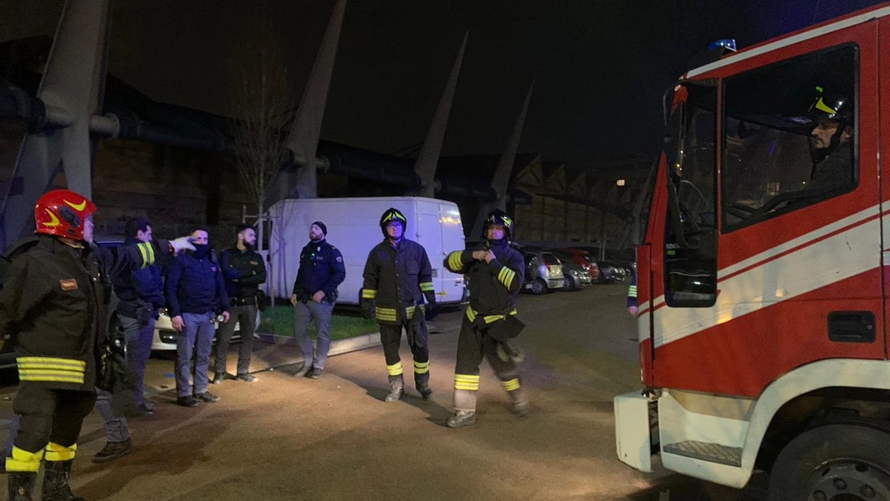 Forze dell'ordine e vigili del fuoco all'ex meccanotessile (Fotocronache Germogli)