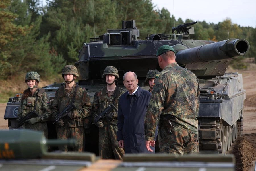 Olaf Scholz davanti a un Leopard 2 durante un'ispezione, 17 ottobre 2022 (Ansa)