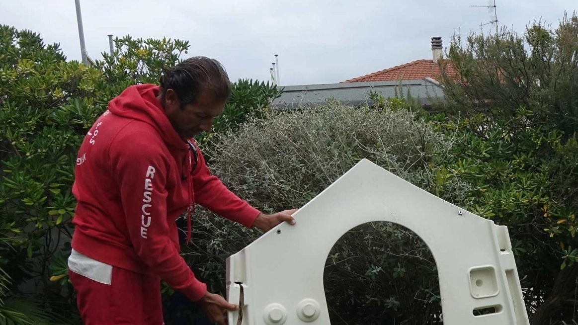 Il bagnino del bagno Leda con quello che resta della casina con i giochi dei bambini, distrutta dai vandali 