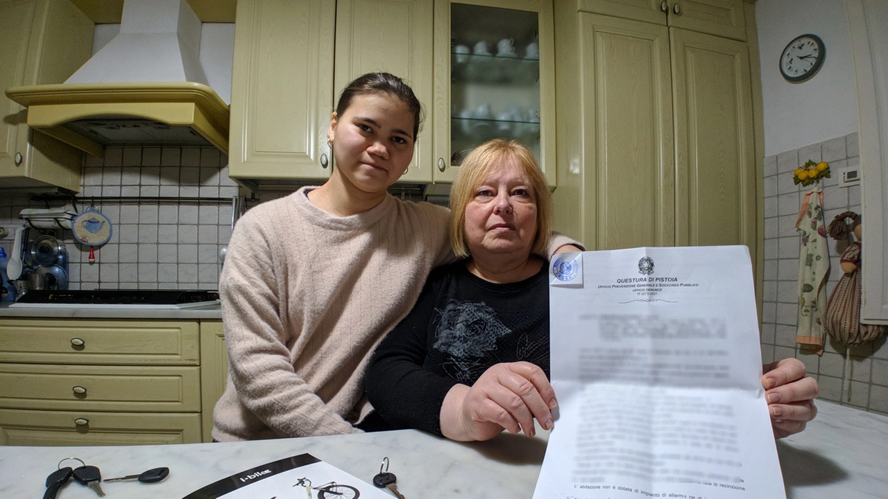 Yara con la mamma adottiva Stefania, che mostra le denuncia presentata dopo il furto