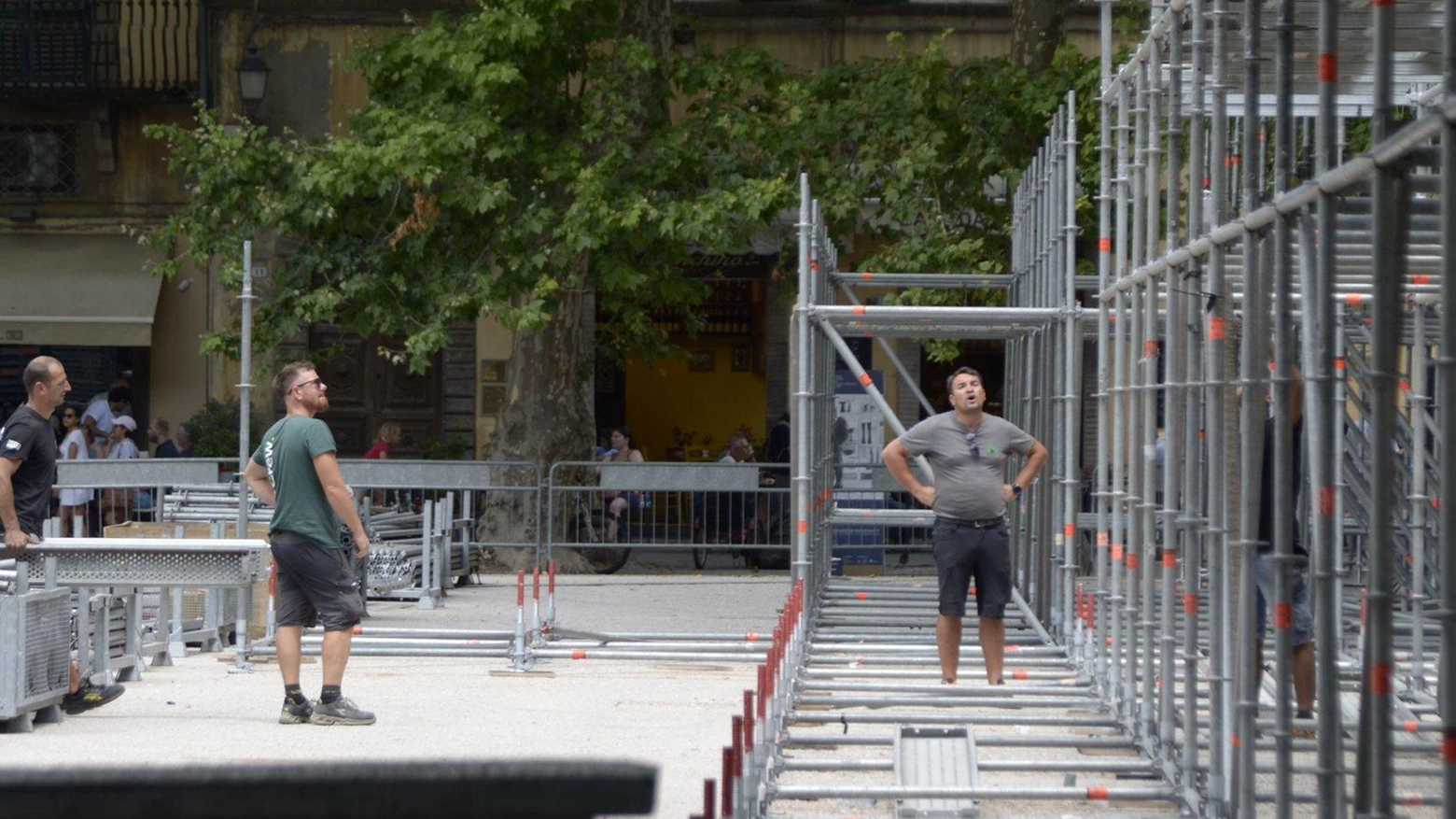 Arriva il palco Summer  Operai al lavoro  in piazza Napoleone  I Kiss aprono le danze