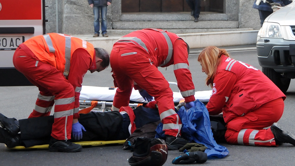Un intervento di un'ambulanza dopo un incidente (foto d'archivio)