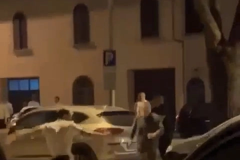 Un frame del video della rissa