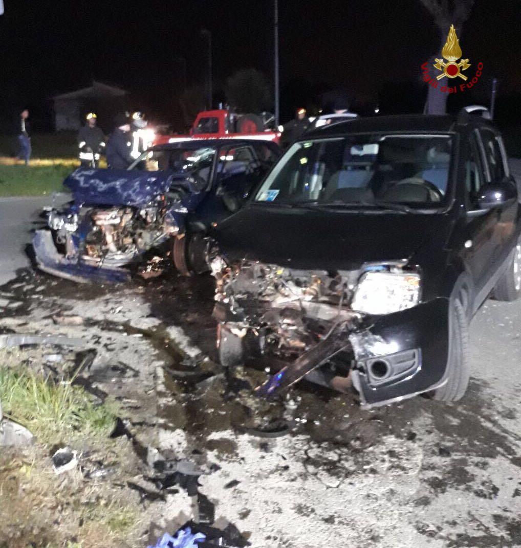 Incidente Tra Due Auto, Feriti Estratti Dalle Lamiere / FOTO