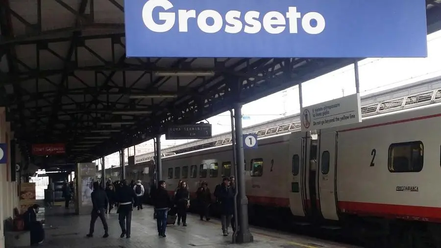 Grosseto, disabile 82enne: "Lasciata a dormire in stazione". La replica: "Un malinteso"