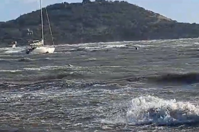 La barca alla deriva a Talamone