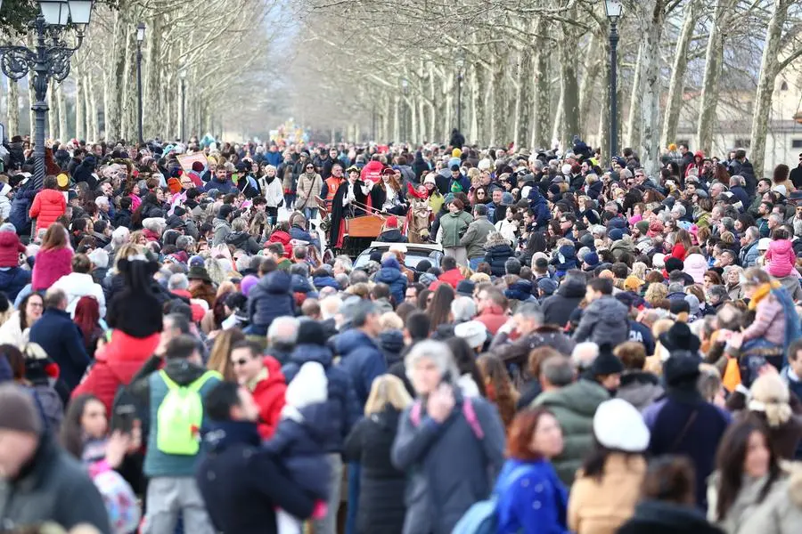 Lucca, sfila il Carnevale di Viareggio: che successo, in 20mila sulle Mura