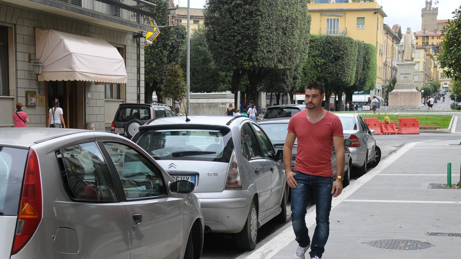 Le auto parcheggiate in via Guido Monaco