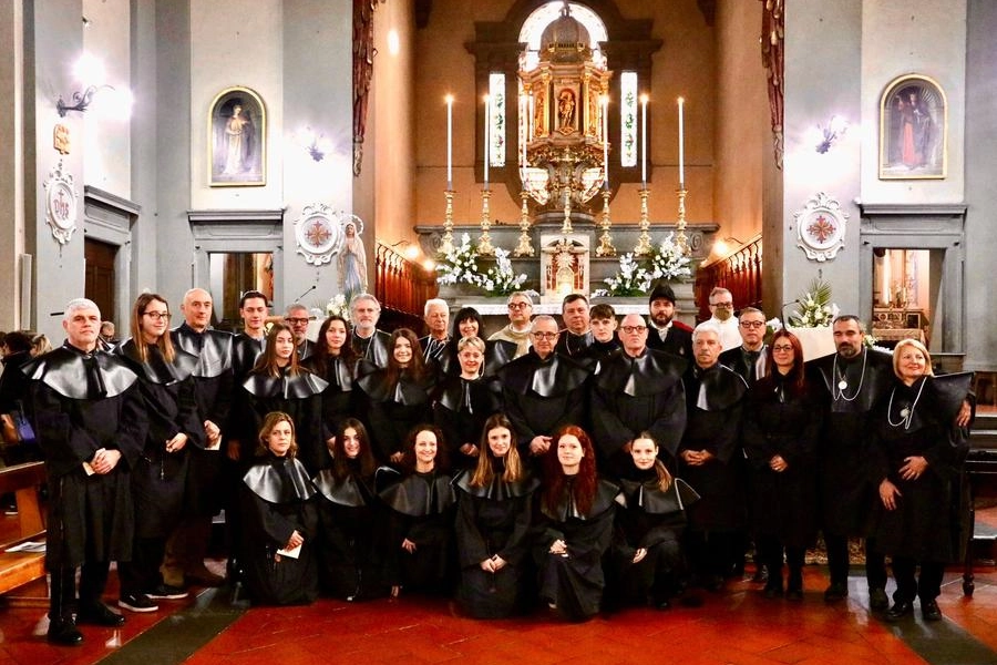 Foto di gruppo con i nuovi confratelli e consorelle