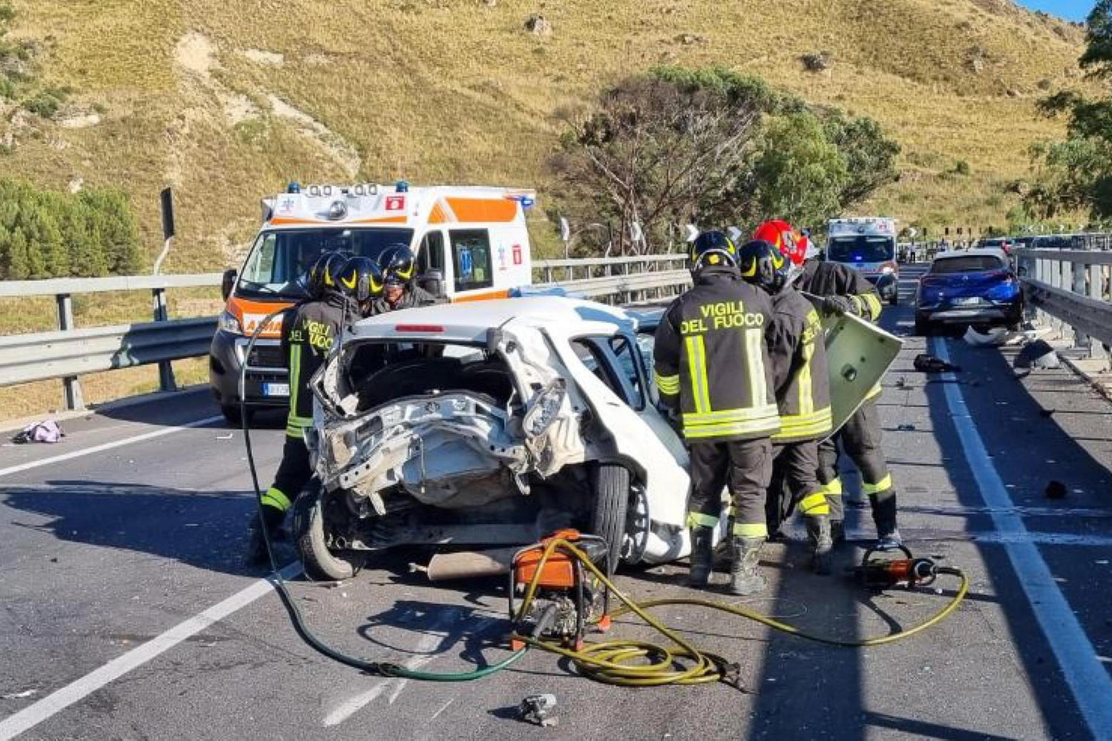 Le auto distrutte nel tragico incidente tra Caltanissetta e Gela