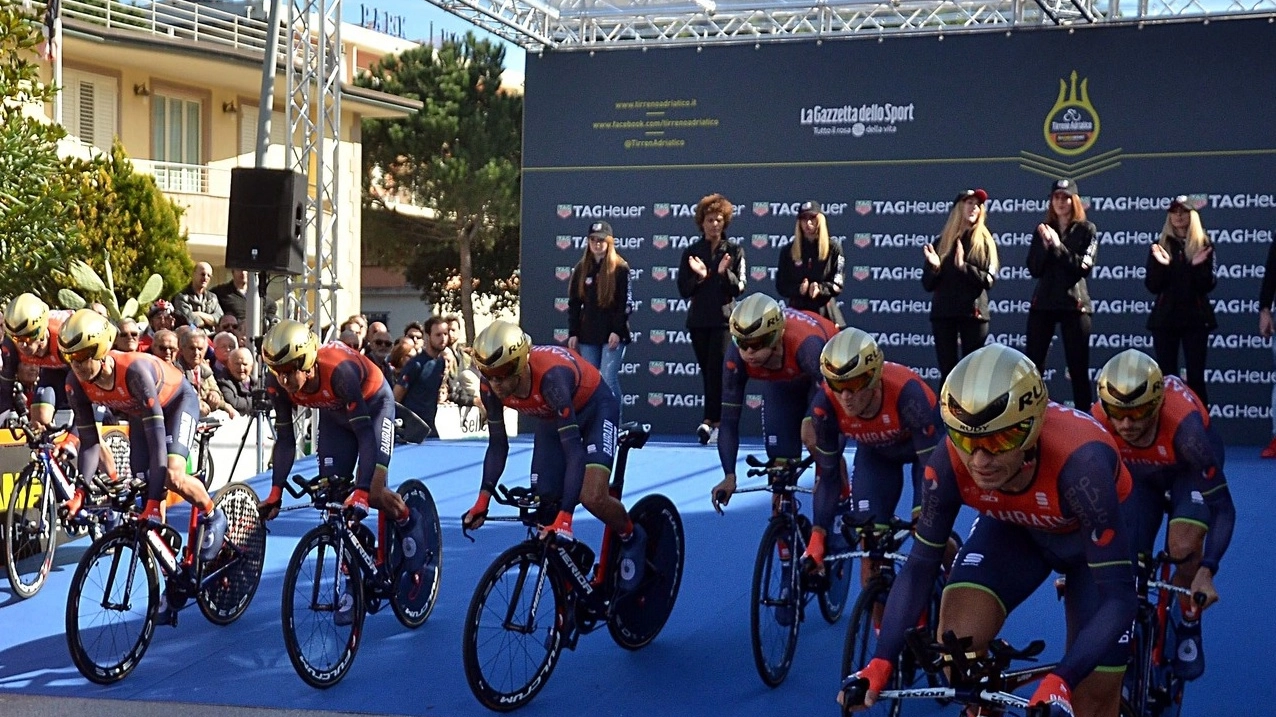 La Bahrain Merida, squadra di Vincenzo Nibali, al via