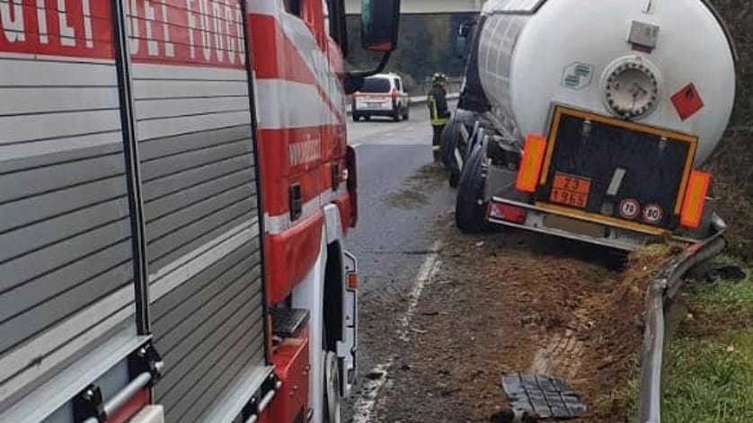 Cisterna di Gpl finisce fuori strada. Chiusa la corsia per Firenze