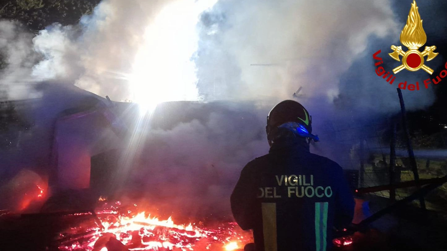 Incendio in una rimessa  durante la scorsa notte  Intervento fino all’alba