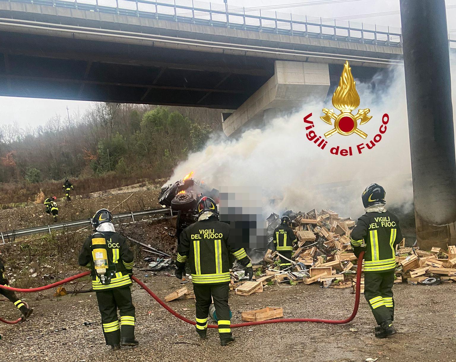 Tragedia In Autostrada, Precipita Dal Viadotto Della A1 E Muore Nel Tir ...